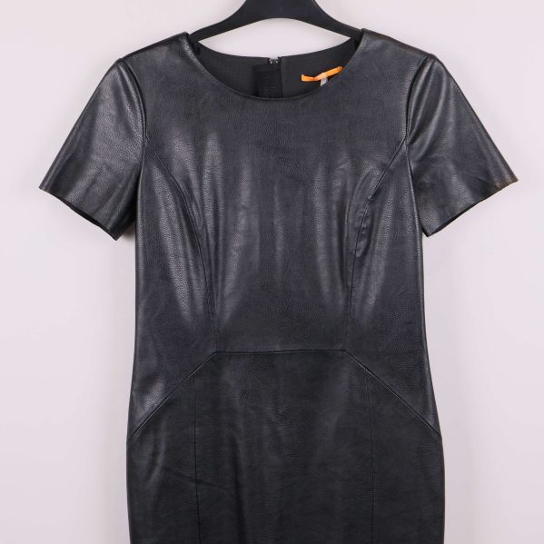 Övre del av klänning visar sömmar och struktur