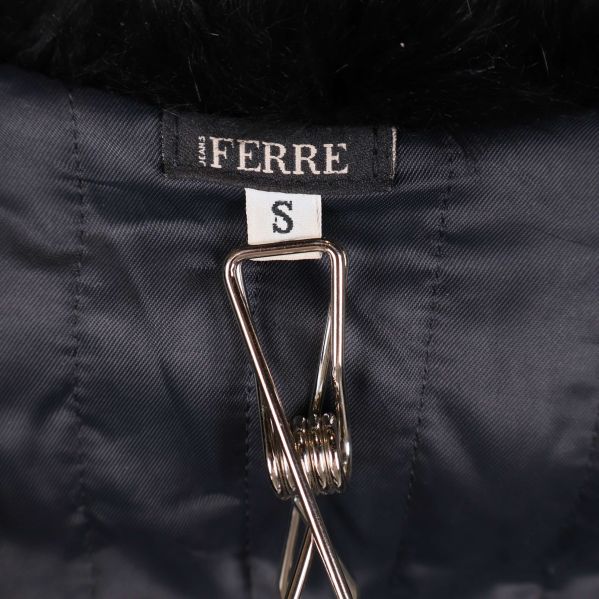Närbild på Ferre-märke och storlekslapp S i jackans krage