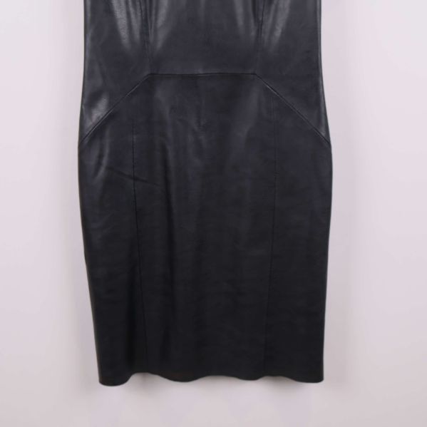 Nedre del av svart klänning med skinnlook