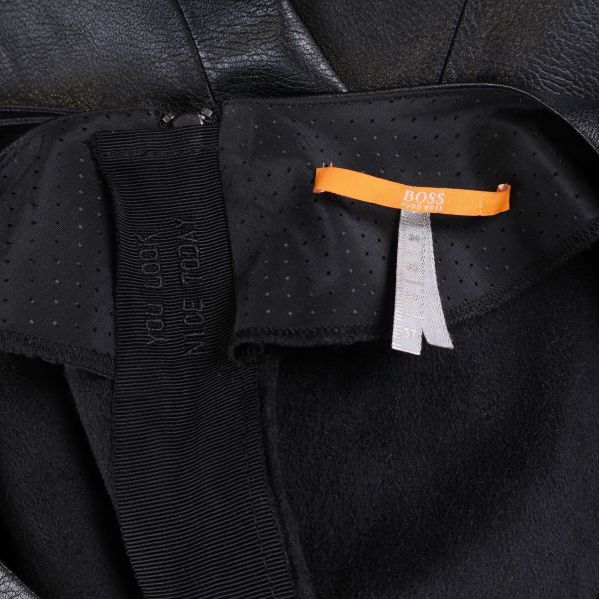 Närbild på BOSS Orange märkning inuti klänningen