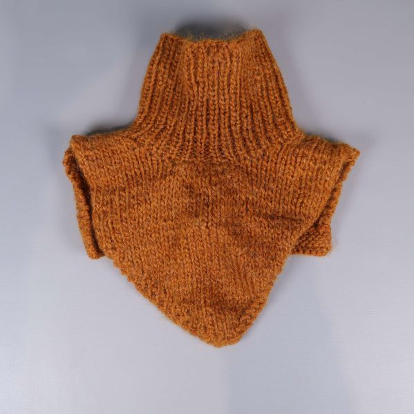 Baksida av orange grovstickad halskrage