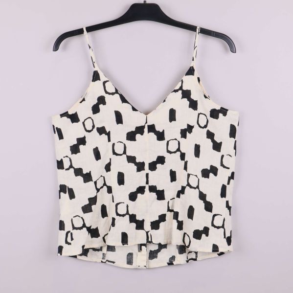 Baksidan av linne med svart grafiskt mönster