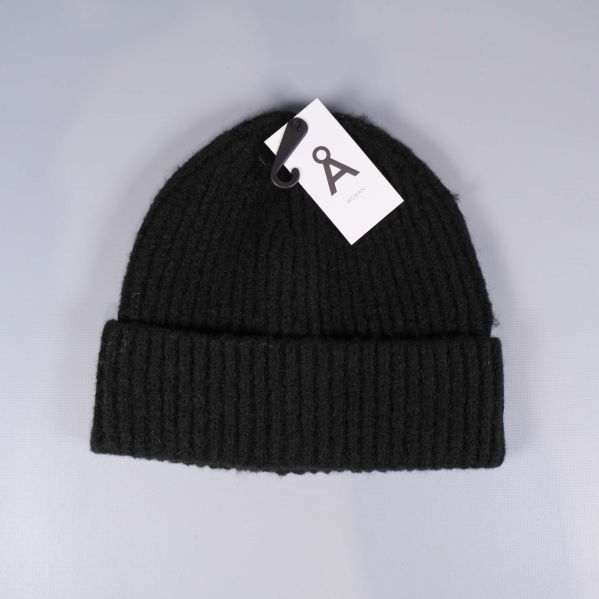Svart mössa ovanifrån med synlig etikett upptill