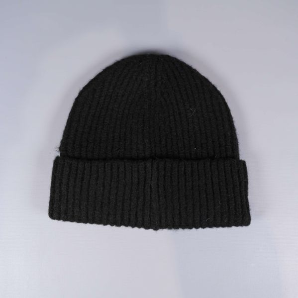 Svart ribbstickad mössa med uppvikt kant framifrån