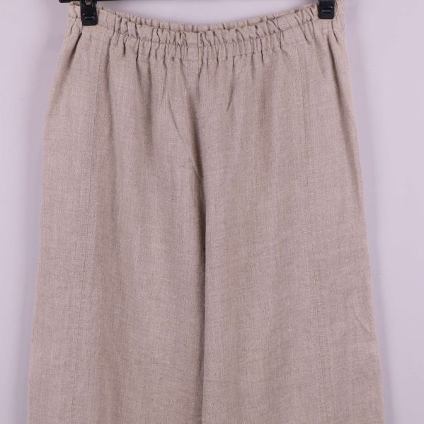 Ovandel av capribyxan med resår och tygstruktur