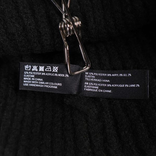 Materialetikett med materialblandning inuti svart mössa