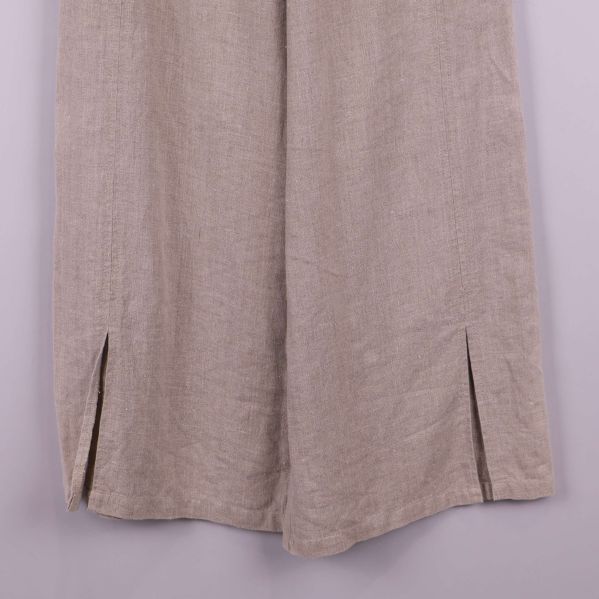 Närbild på slits framtill på capribyxans ben