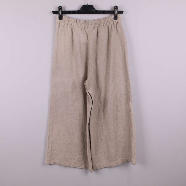 Baksidan av vida beiga capribyxor