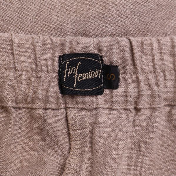 Varumärkestagg med texten fin feminin och storlek S