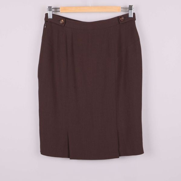 Baksida av brun pennkjol med knappdetaljer upptill