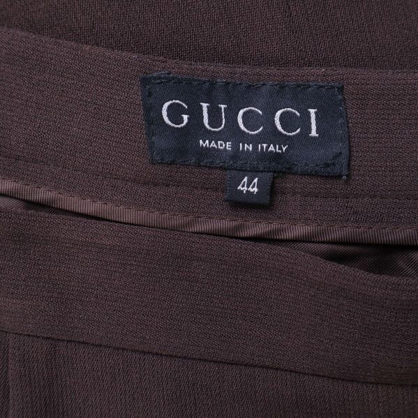 Närbild på Gucci-etikett och storlek 44