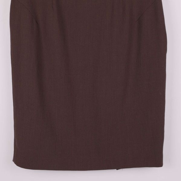 Närbild av nederdelen på brun pennkjol