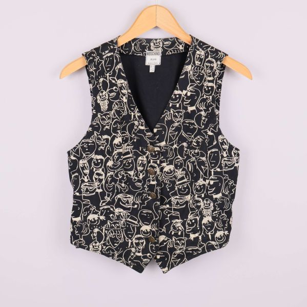Väst med mönster av ansikten