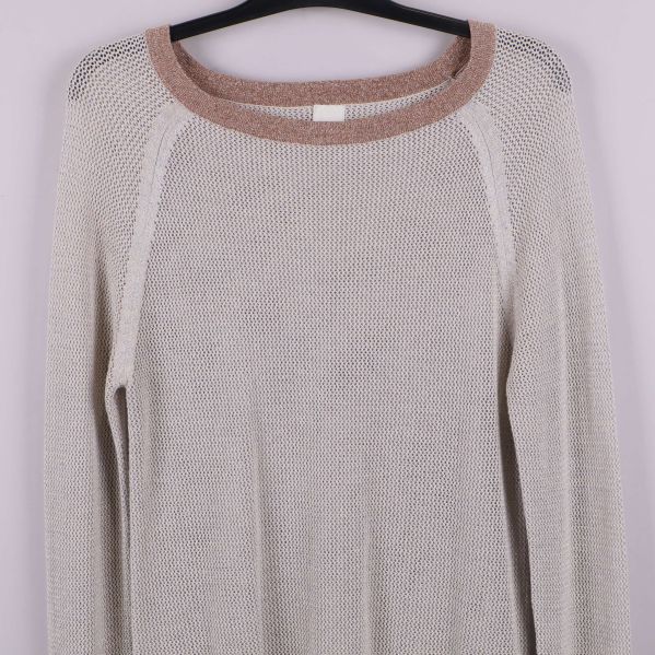 Stickad meshstruktur och ribbad nederkant på tröjan