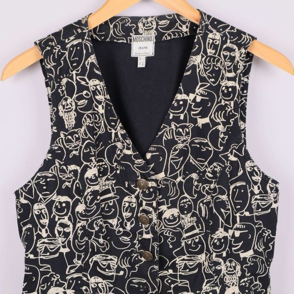 Närbild på övre delen av väst och knappar framtill