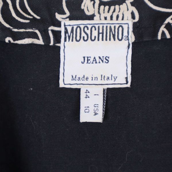 Närbild på Moschino Jeans lapp och storlekslapp i väst