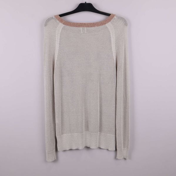 Ljusbeige stickad tröja på galge med brun halsringning bakifrån