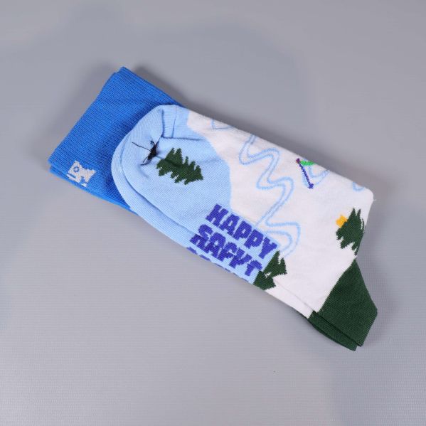 Strumpor med texten HAPPY SOCKS och motiv av träd och snö