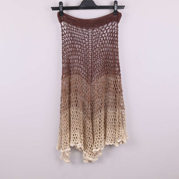 Stickad nätkjol med brun till beige färgskiftning framifrån