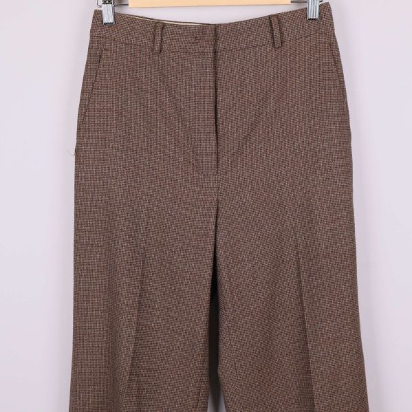 Närbild på midja och fickor på rutiga kostymbyxan