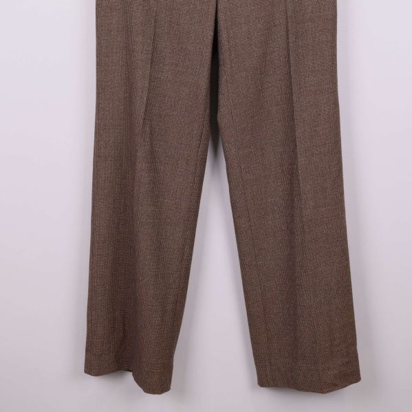 Närbild på byxbenens avslut och rutigt tyg