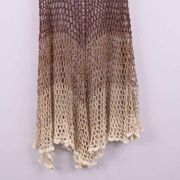 Närbild på kjolens nedre del med beige och brun gradient