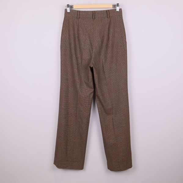 Byxan visar hela baksidan och det rutiga mönstret