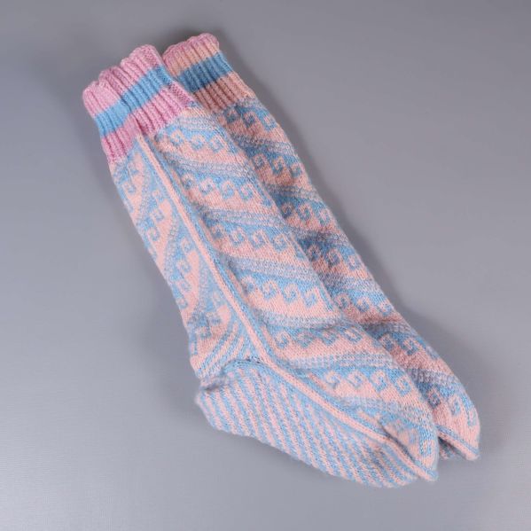 Stickade sockor i rosa och blått, vy ovanifrån