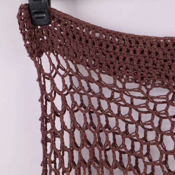 Närbild på kjolen upptill med tjockt stickat midjeband