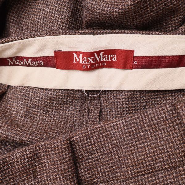 Närbild på Max Mara Studio märkning i midjan