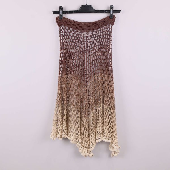 Stickad nätkjol med brun till beige färgskiftning bakifrån