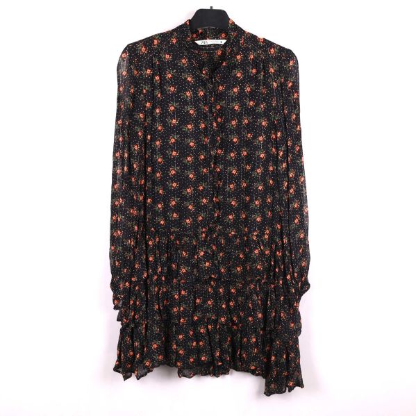 Framifrån bild av blommig klänning