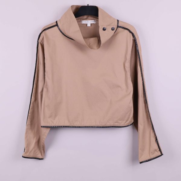 Beige jacka med hög krage och knappar framtill