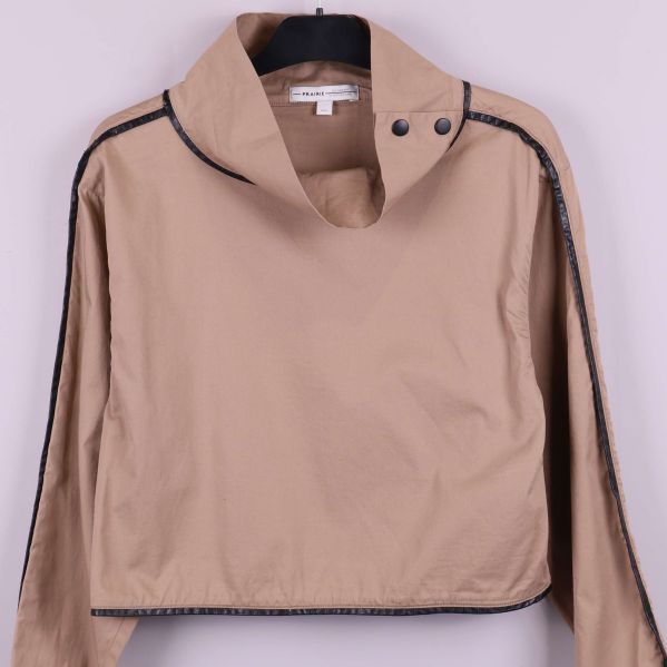 Jacka med hög krage och lös passform framtill