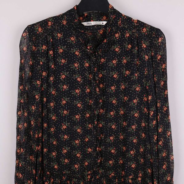 Knappar på blommig klänning