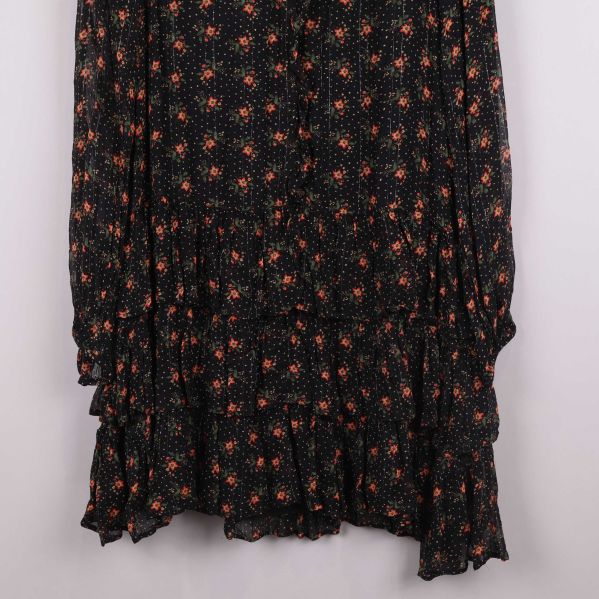 Volanger vid klänningens nederdel