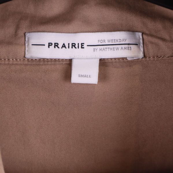 Närbild på jackans Prairie Weekday märke