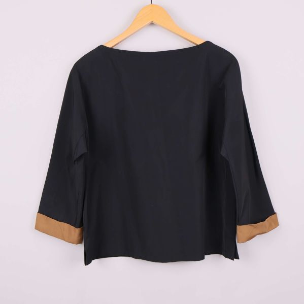 Svart blus med bakifrån 