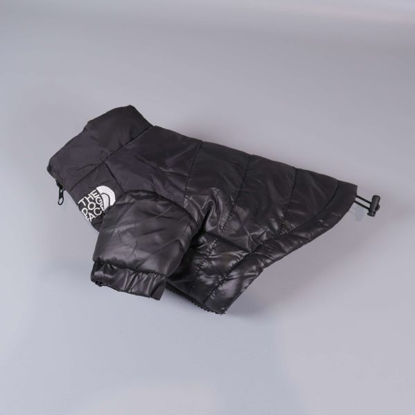 Svart quiltad hundjacka i profil med hög krage