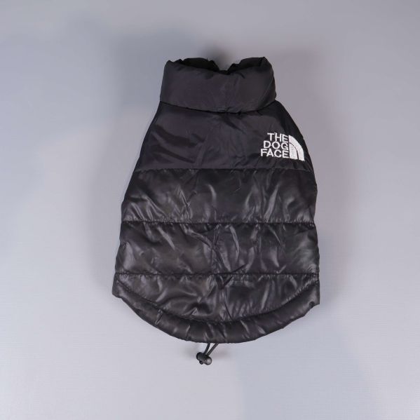 Hundjacka sedd uppifrån med broderad vit logga