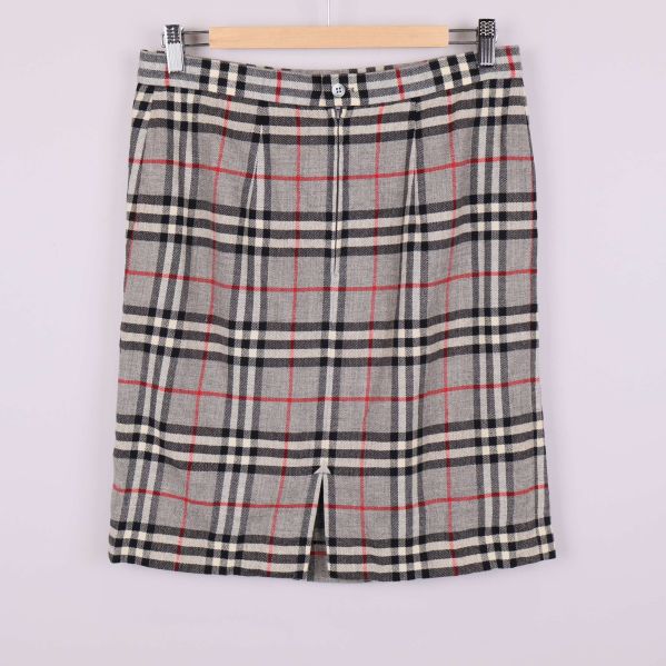 Baksidan av rutig kjol med sprund och dragkedja