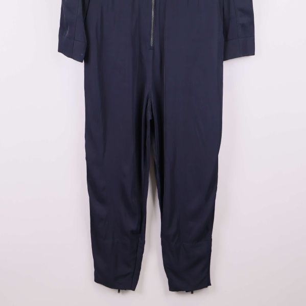 Närbild på nedre delen och bensluten av jumpsuiten