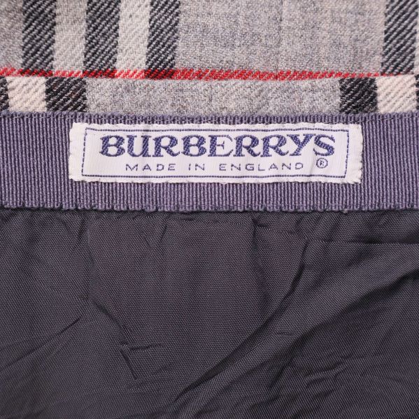 Närbild på Burberrys etikett 