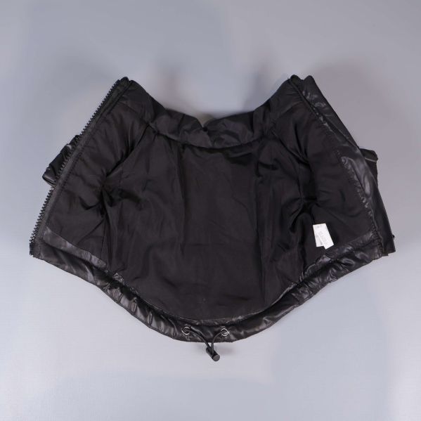 Insidan av svart hundjacka med synlig fodring