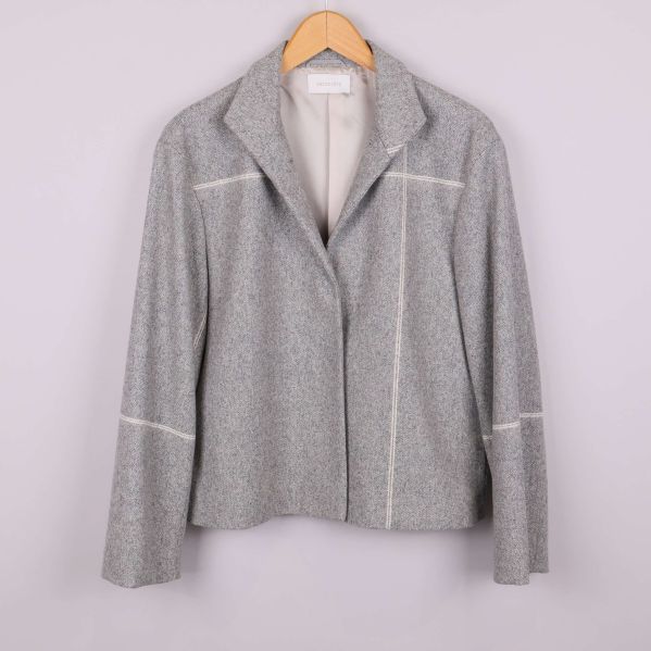 Framsidan av kavajen med krage 