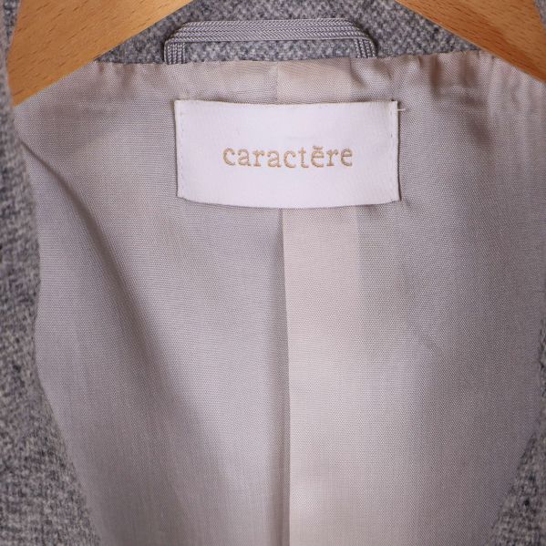 Närbild på varumärket caractere i kavajen