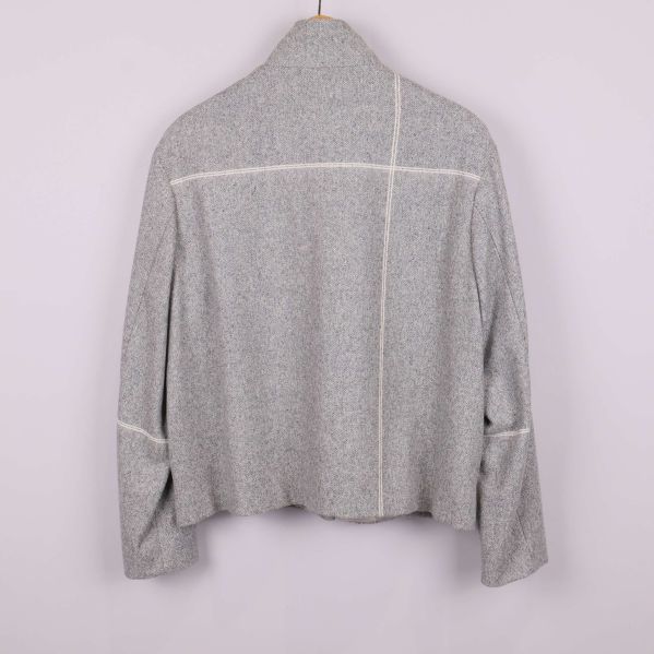 Baksida av grå kavaj med ljusa linjer