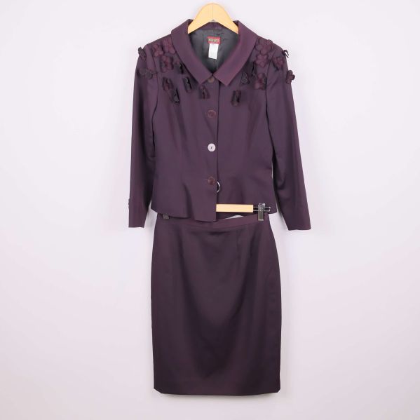 Lila set bestående av kavaj och kjol 