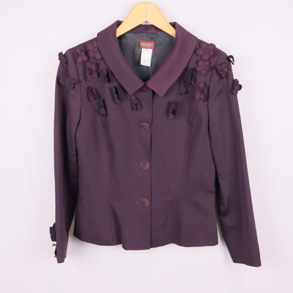 Närbild på lila Kenzo kavaj med applikationer