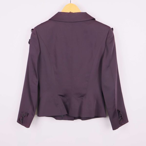 Lila kavaj sedd bakifrån, långa ärmar och krage